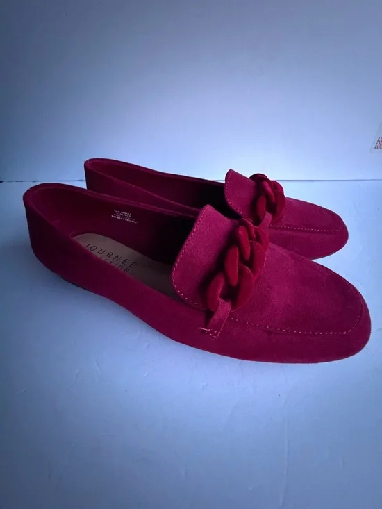 Journee Collection Women's Crimson Suede Chain-Accent Loafers - Picture 4 of 8